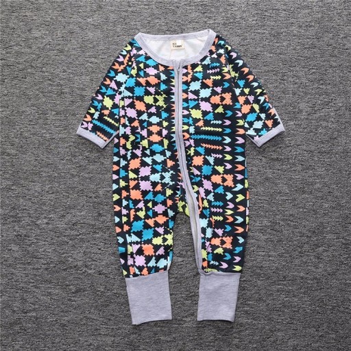 Baby jumpsuit met een interessant patroon