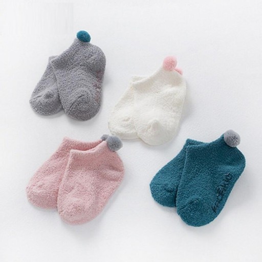 Babysocken mit Bommel