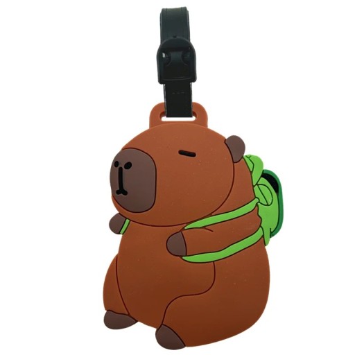 Bagageetikett i form av en capybara med ryggsäck 9 cm PVC brunt-grön identifikationsmärke för resväska eller reseväska