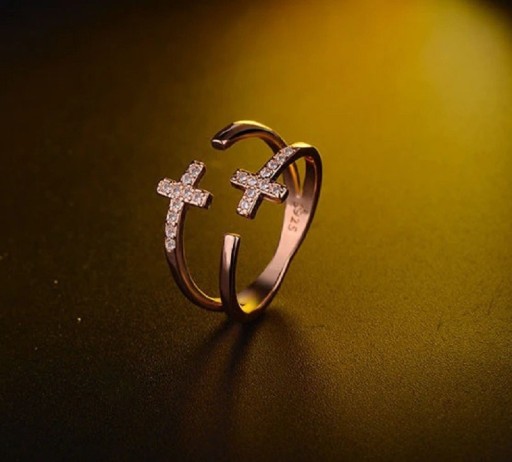 Bague femme avec croix
