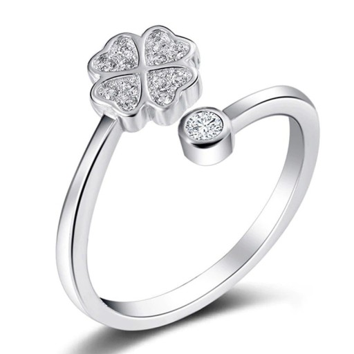 Bague femme avec un trèfle à quatre feuilles