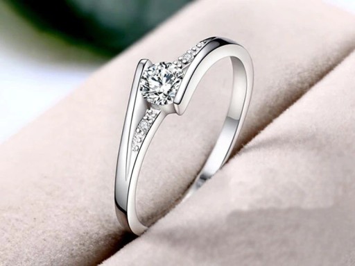 Bague femme avec zircon D863