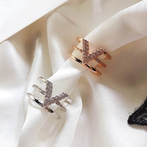 Bague pour femme avec la lettre V
