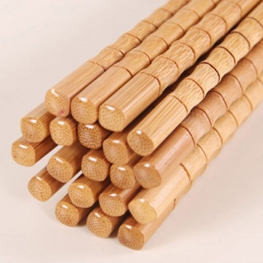 Baguettes en bambou pour plats asiatiques et riz Stries rappelant les nœuds de bambou Teinte marron chaud Longueur 24 cm Emballage 1 paire