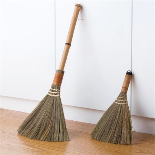 Balai en bois naturel