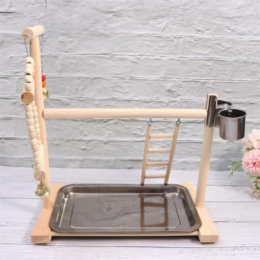 Balcão de madeira com brinquedos para aves