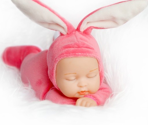 Bambola coniglio di peluche