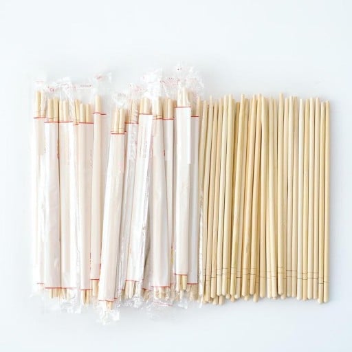 Bambusowe pałeczki do jedzenia 100 par dla większej liczby gości Okrągły kształt Gładka powierzchnia Jasny odcień Długość 19,5 cm Do makaronu i potraw