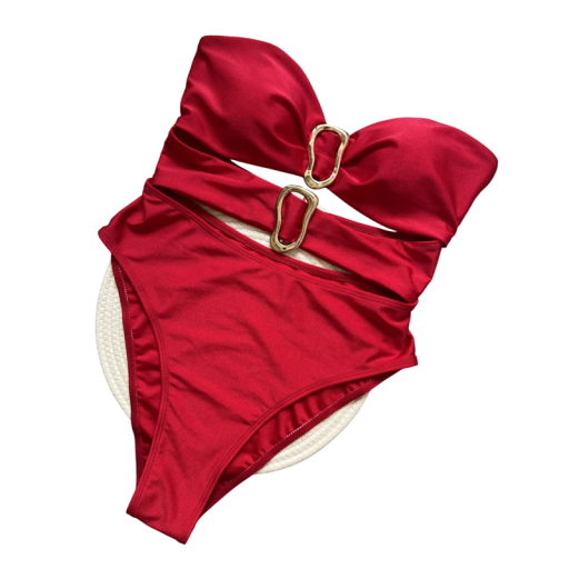 Bañador rojo de una pieza con adornos metálicos Escote bandeau Elegante corte en la cintura Tirantes ajustables Modelo de playa de verano
