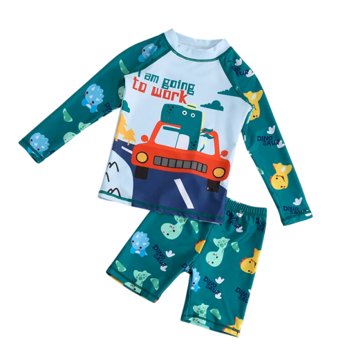 Bañadores de dos piezas para niño en verde con camiseta de manga larga raglán y pantalones cortos por encima de la rodilla con estampado de dinosaurios y dibujo de un coche en el pecho