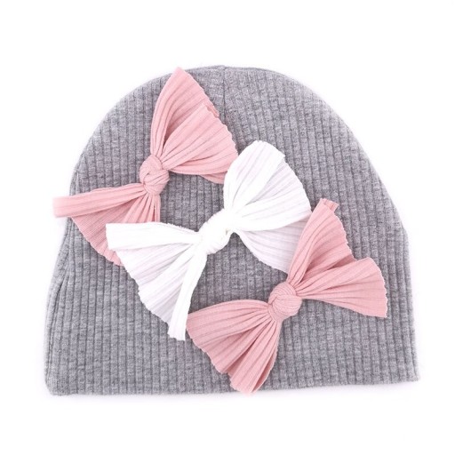 Barnhatt med rosetter