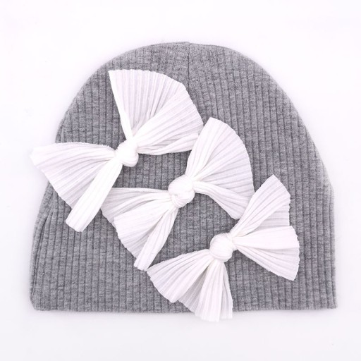 Barnhatt med rosetter