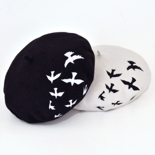 Béret d'hiver pour femmes avec des oiseaux J2451