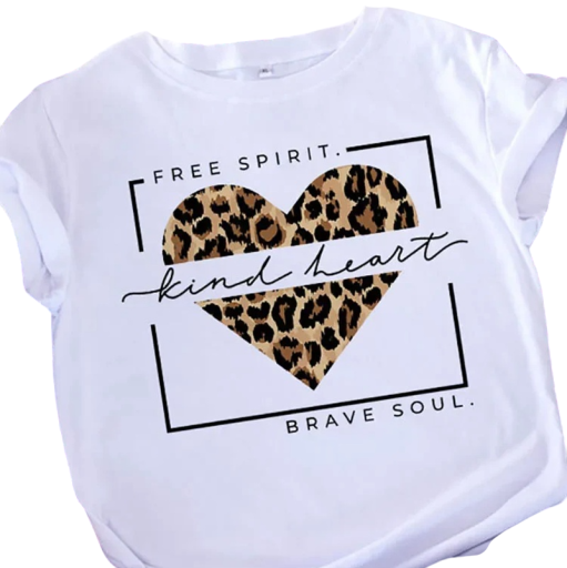 Biała damska koszulka z serduszkiem w panterkę i napisem Kind Heart Free Spirit Brave Soul Stylowa koszulka z krótkim rękawem Nowoczesny nadruk