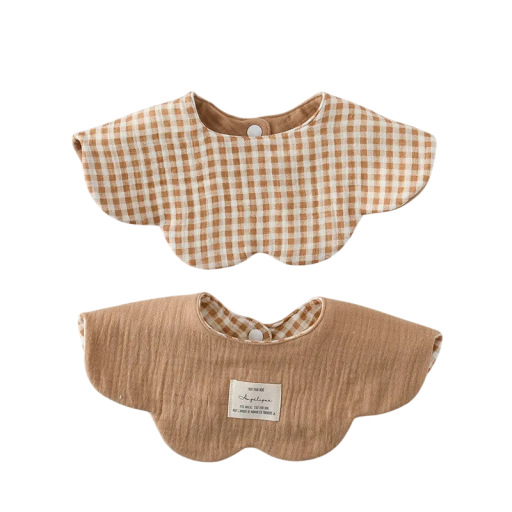 Bib for børn med tosidet design Brun ternet side Brun ensfarvet side Bølget kant Trykknap ved halsen Blødt design