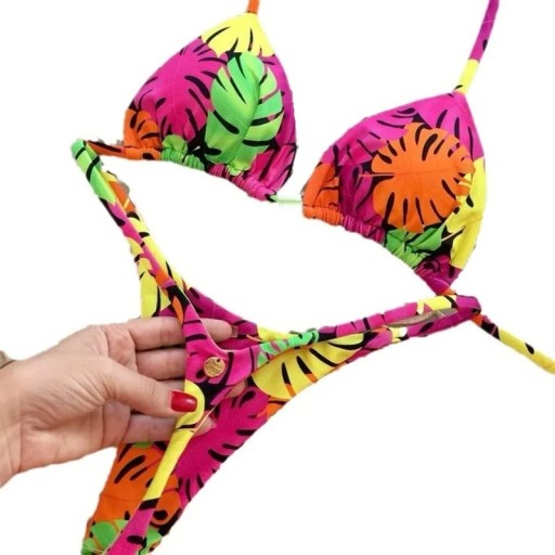 Bikini deux pièces pour femmes avec motif coloré Soutien-gorge triangle Culottes tanga Fines cordes Maillots de bain d'été stylés pour la plage