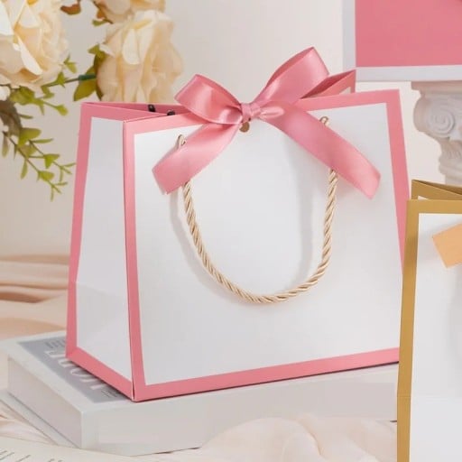 Bílá papírová dárková taška s výrazným barevným okrajem a barevnou mašlí 10,5x8,3x7,2 cm provázkové ucho dárky