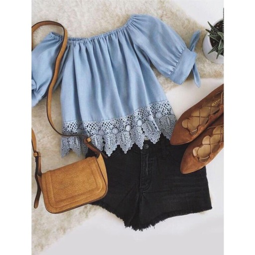 Blusa azul de mujer con hombros descubiertos