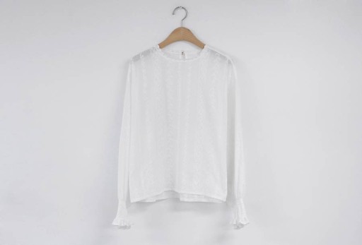 Blusa blanca de mujer con mangas largas