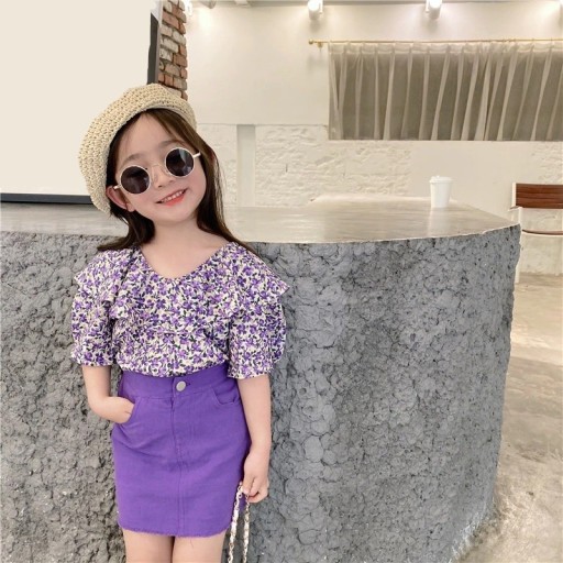 Blusa e saia floridas para meninas