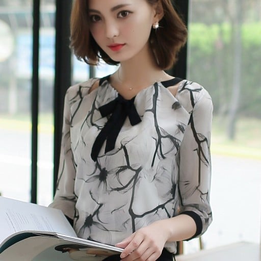 Blusa elegante para mujer con patrón de mármol en blanco y negro Cinta negra en el cuello Aberturas en los hombros Mangas hasta los codos Poliéster