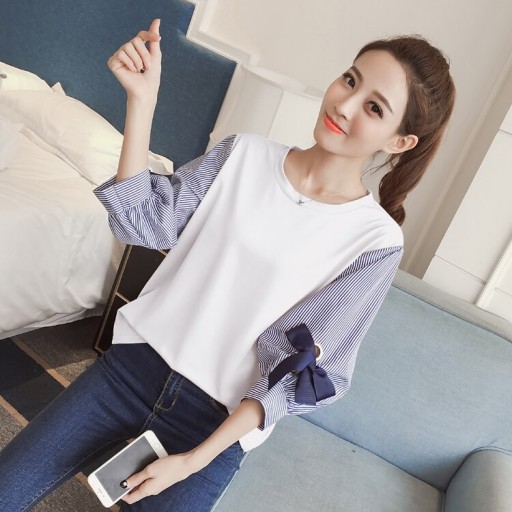 Blusa feminina com mangas riscas