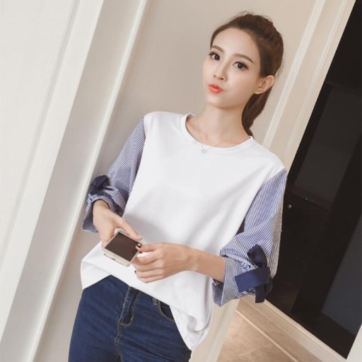 Blusa feminina com mangas riscas