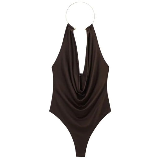 Body damă ajustat cu umerii descoperiți, decolteu adânc, spate deschis și inel metalic la gât din material elastic