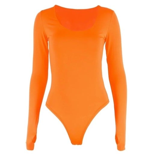 Body feminino justo neon com mangas longas, decote redondo grande, superfície lisa e material elástico