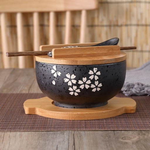 Bol japonais à soupe avec couverts