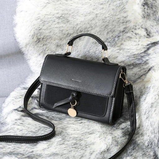 Bolsa de senhora crossbody com aba para usar à mão ou ao ombro Laço decorativo com pendente metálico Alça longa em pele PU 20 x 7,5 x