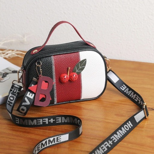 Bolso de mujer con cerezas
