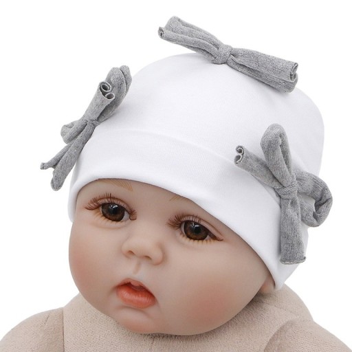 Bonnet d'enfant avec des nœuds