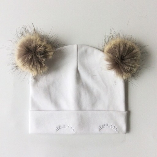 Bonnet d'enfant avec pompons A1500