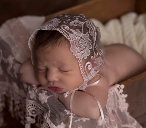 Bonnet en dentelle pour fille Sara