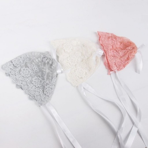 Bonnet en dentelle pour fille