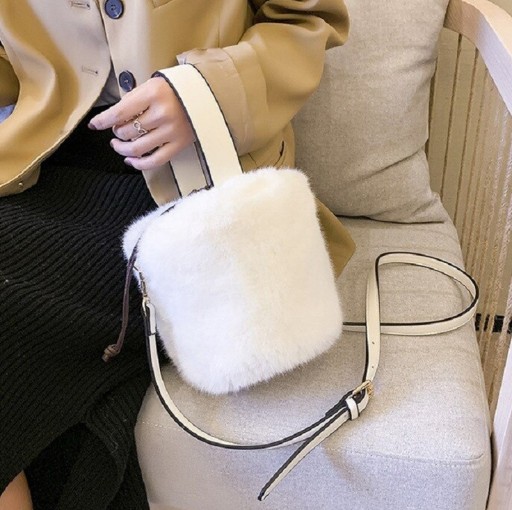 Borsa da donna con pelliccia sintetica M1068