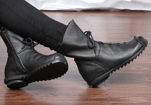 Botas de cano curto de couro para senhora com forro de pelinho