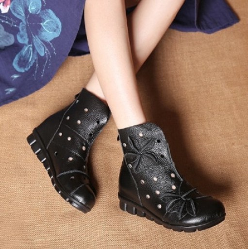 Botas de cano curto em pele para senhora