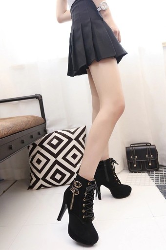 Botins elegantes de salto agulha