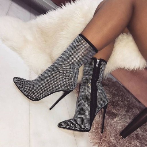 Bottes féminines avec des strass