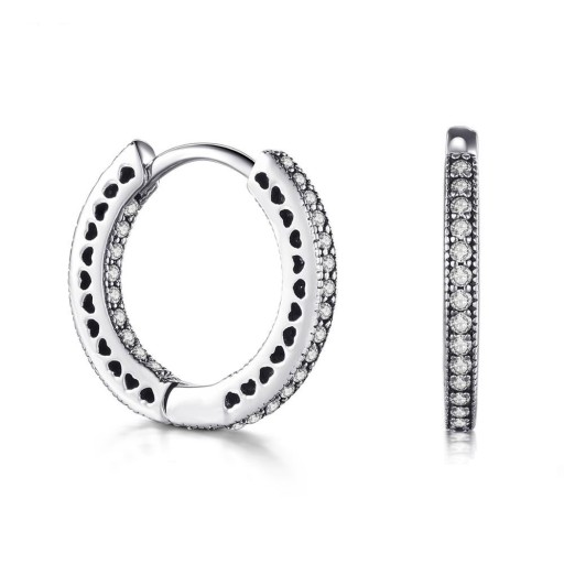 Boucles d'oreilles circulaires pour femmes avec des cœurs
