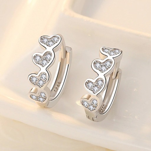 Boucles d'oreilles rondes pour femmes avec des cœurs