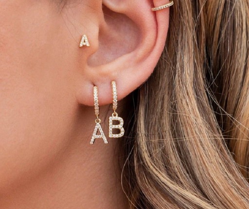 Boucles d'oreilles rondes pour femmes avec lettres de l'alphabet