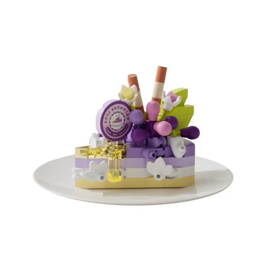 Bouwset 5,5 x 3,5 x 4,5 cm van een taartstuk in paarse en roomkleurige tinten met bloemen, decoratieve bolletjes en decoratieve details voor creatief bouwen