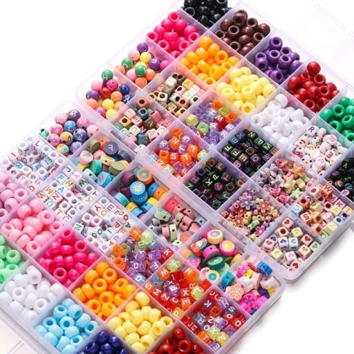Box 13 x 19 cm Zestaw 680 sztuk akrylowych kolorowych koralików Akryl i glina Błyszczące i różnorodne kolory Koraliki do tworzenia biżuterii bransoletek naszyjników
