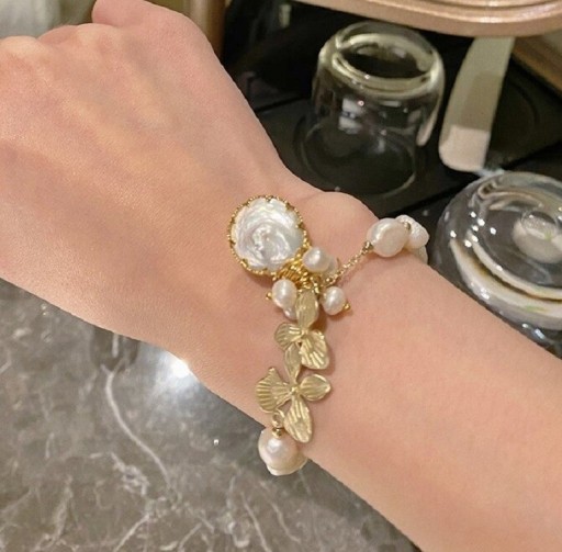 Bracciale perle da donna con ciondolo