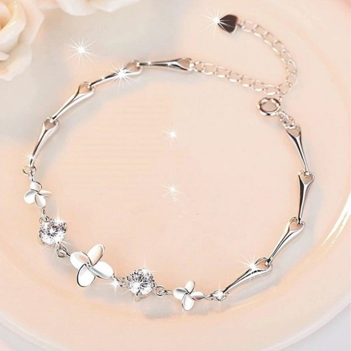 Bracelet féminin avec pierres et fleurs