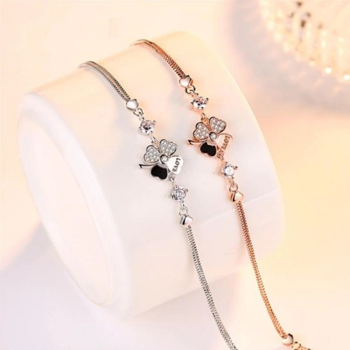 Bracelet Femme avec un Trèfle à Quatre Feuilles