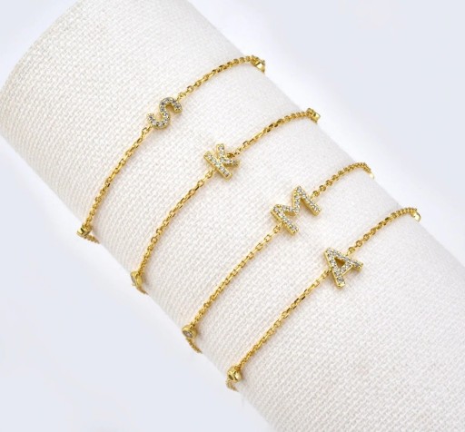 Bracelet femme lettre avec pierres